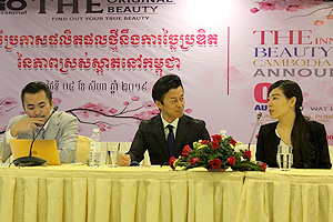 カンボジアでの記者会見