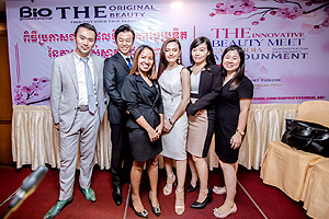 カンボジアでの記者会見