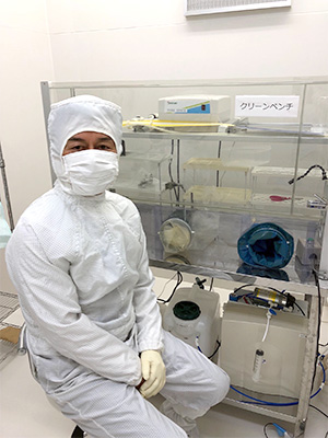 幹細胞培養ラボでは、クリーンルームでの培養が義務づけられています。